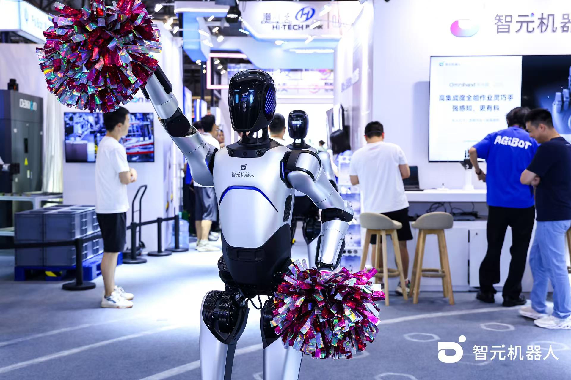 好博机器人 WAIC 首日展台火爆，机器人家族集体打工忙不停